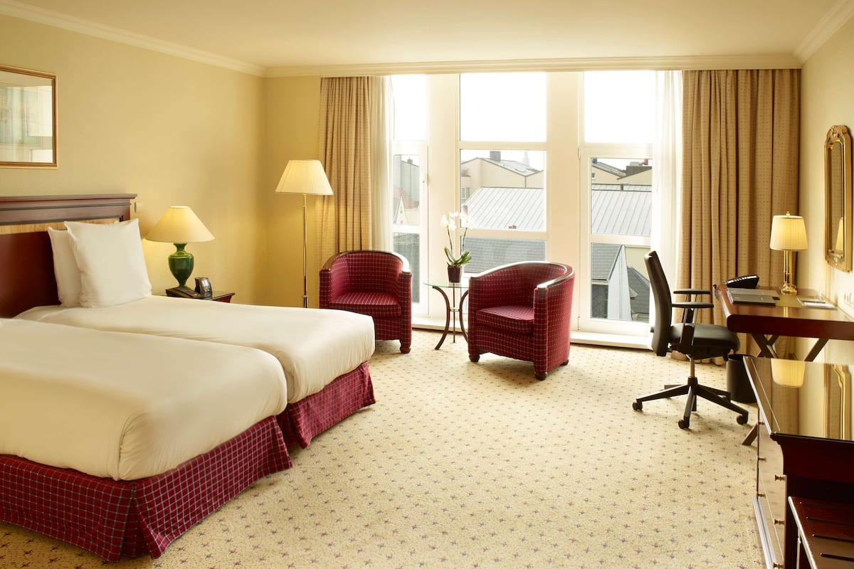 Frigobar, cofres nos quartos, cortinas blackout, quartos à prova de som