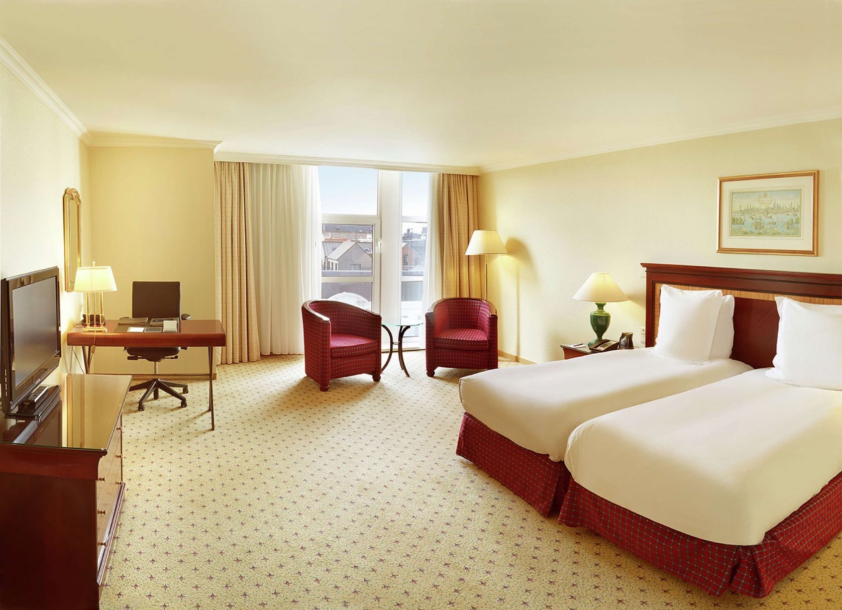 Frigobar, cofres nos quartos, cortinas blackout, quartos à prova de som