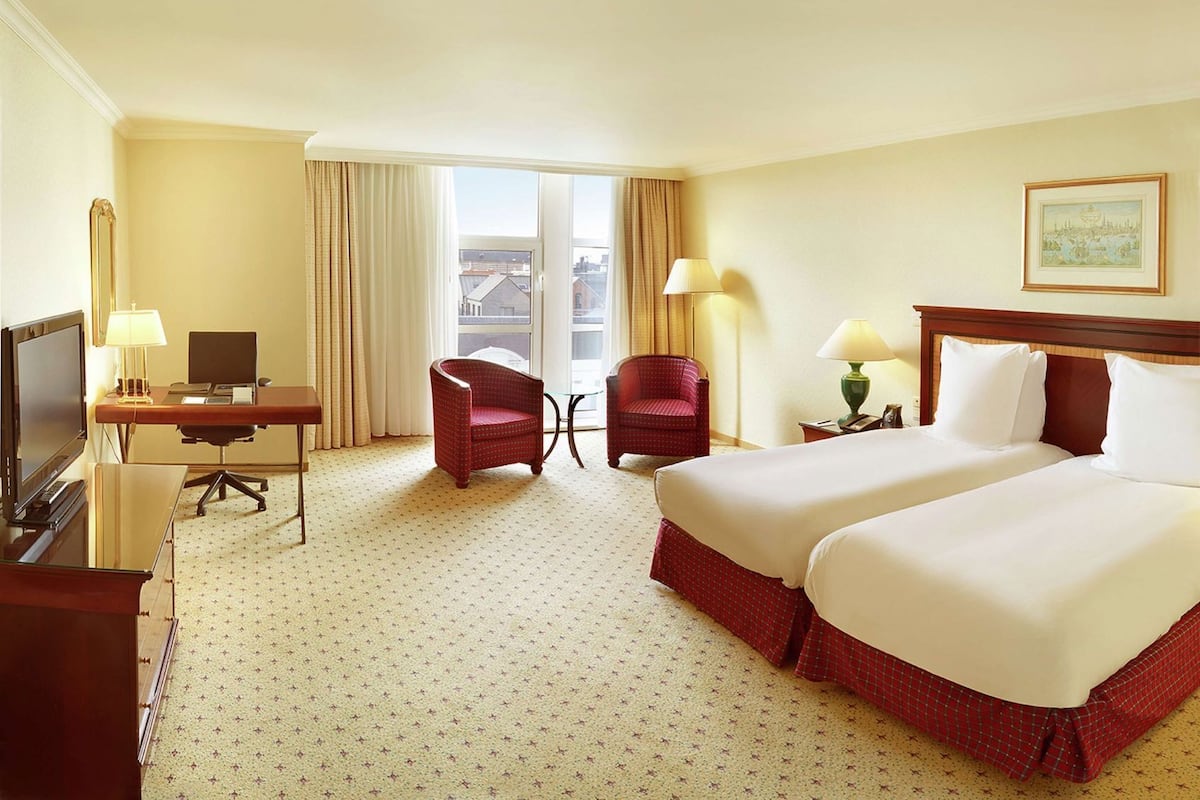 Frigobar, cofres nos quartos, cortinas blackout, quartos à prova de som