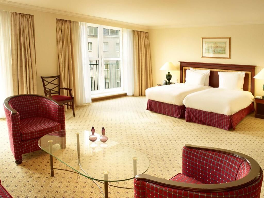 Frigobar, cofres nos quartos, cortinas blackout, quartos à prova de som