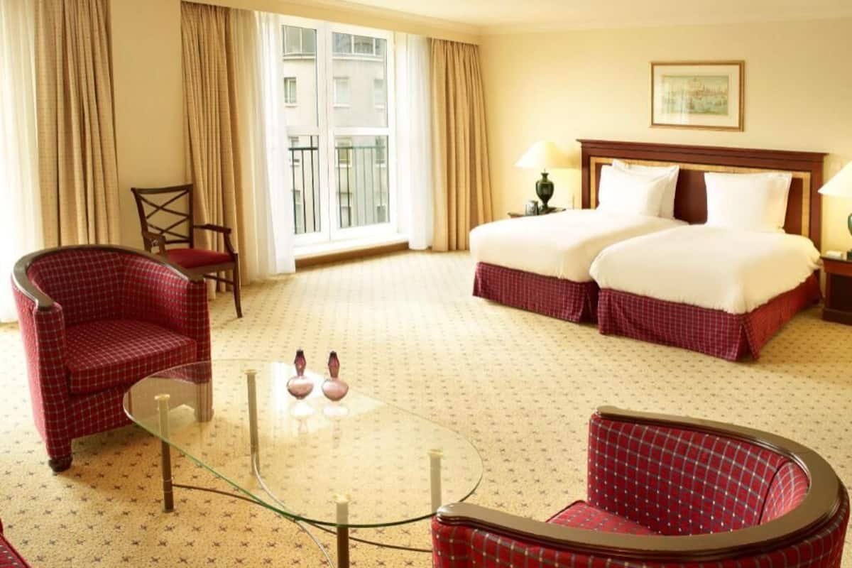 Frigobar, cofres nos quartos, cortinas blackout, quartos à prova de som