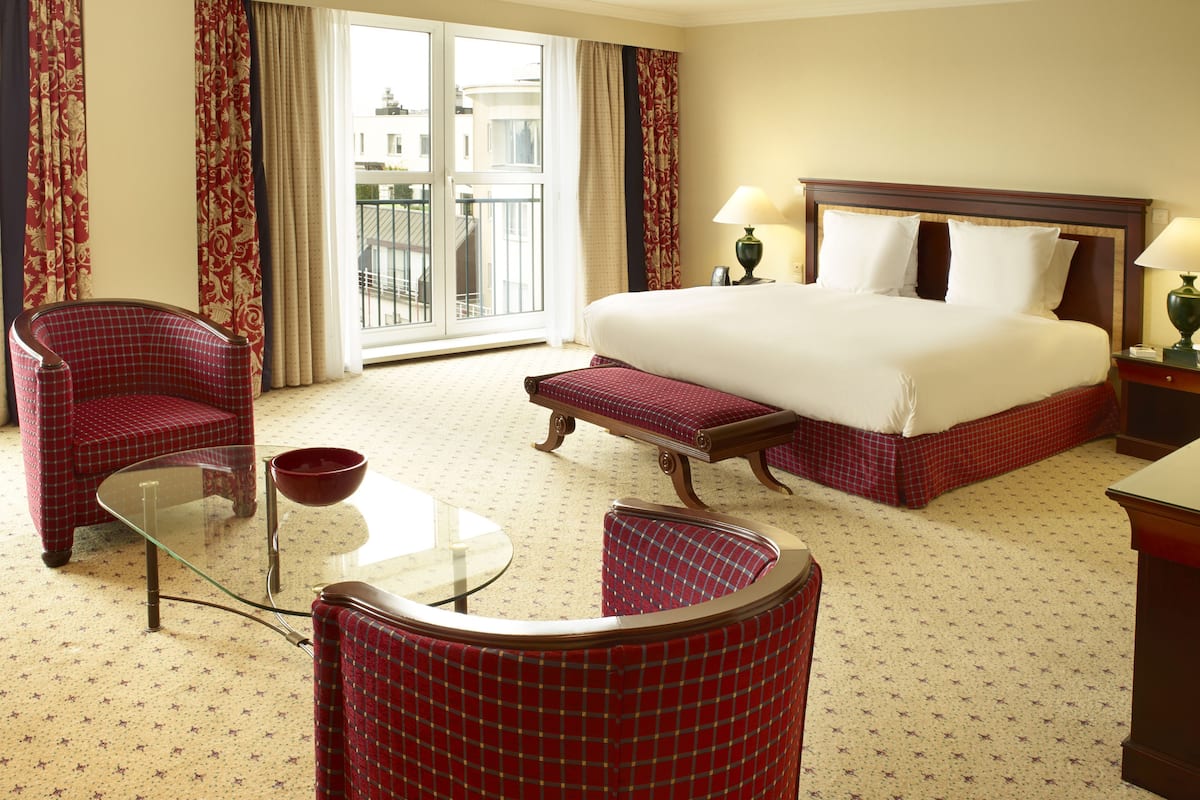 Frigobar, cofres nos quartos, cortinas blackout, quartos à prova de som