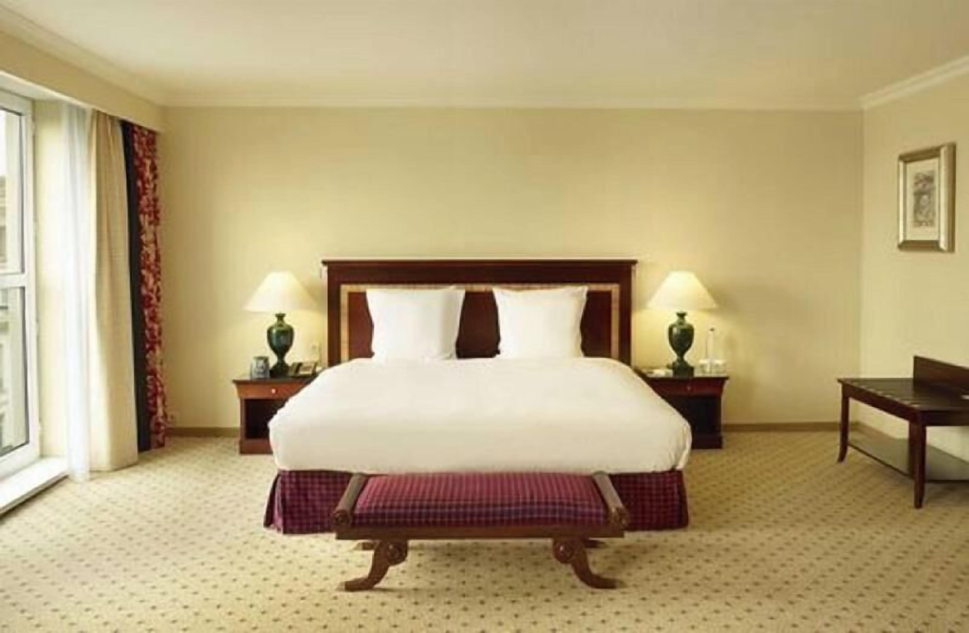 Frigobar, cofres nos quartos, cortinas blackout, quartos à prova de som