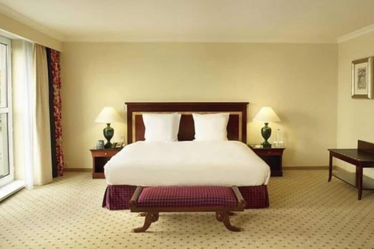 Frigobar, cofres nos quartos, cortinas blackout, quartos à prova de som