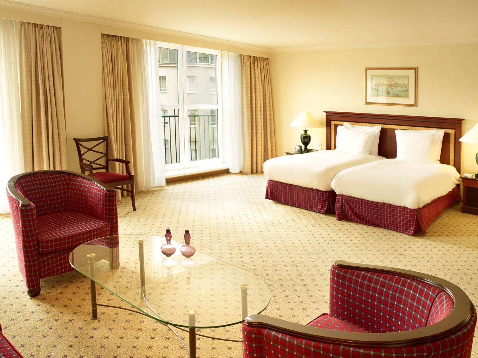 Frigobar, cofres nos quartos, cortinas blackout, quartos à prova de som