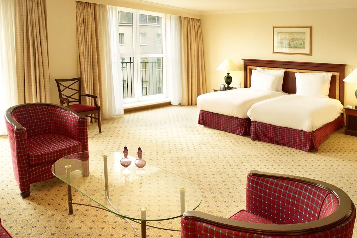 Frigobar, cofres nos quartos, cortinas blackout, quartos à prova de som