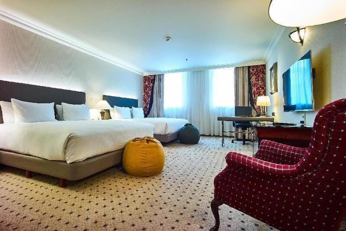 Frigobar, cofres nos quartos, cortinas blackout, quartos à prova de som