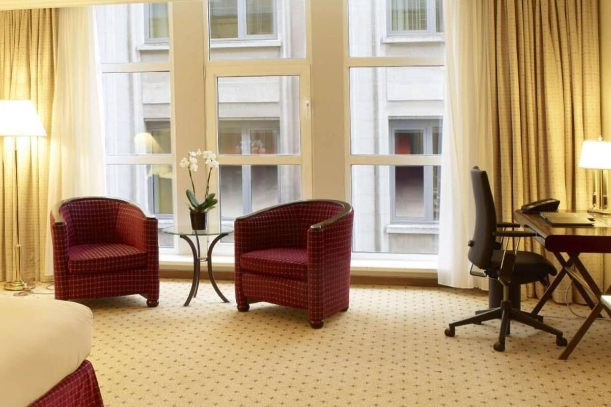 Frigobar, cofres nos quartos, cortinas blackout, quartos à prova de som