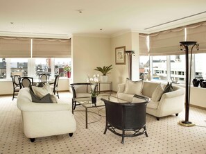 总统套房 (Duplex, Royal Sinjoor) | 起居区 | 42-英寸液晶电视 （配备卫星频道）、电视