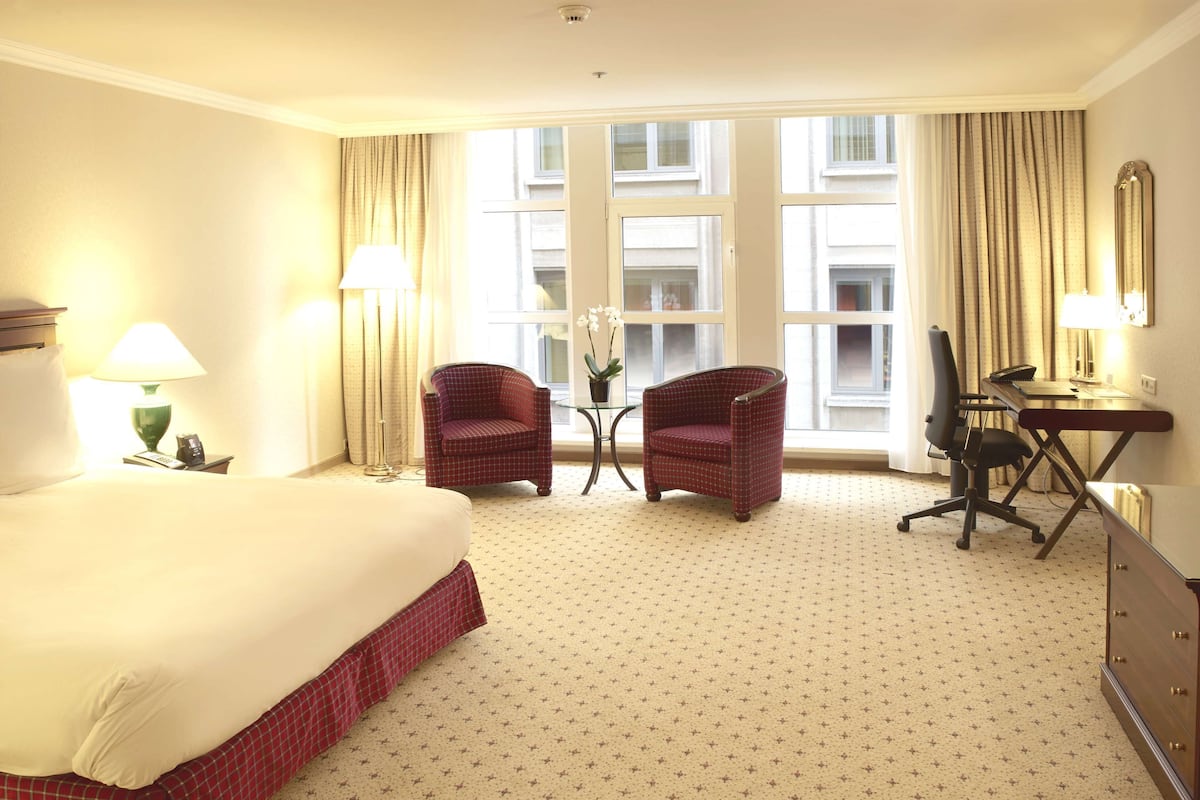 Frigobar, cofres nos quartos, cortinas blackout, quartos à prova de som