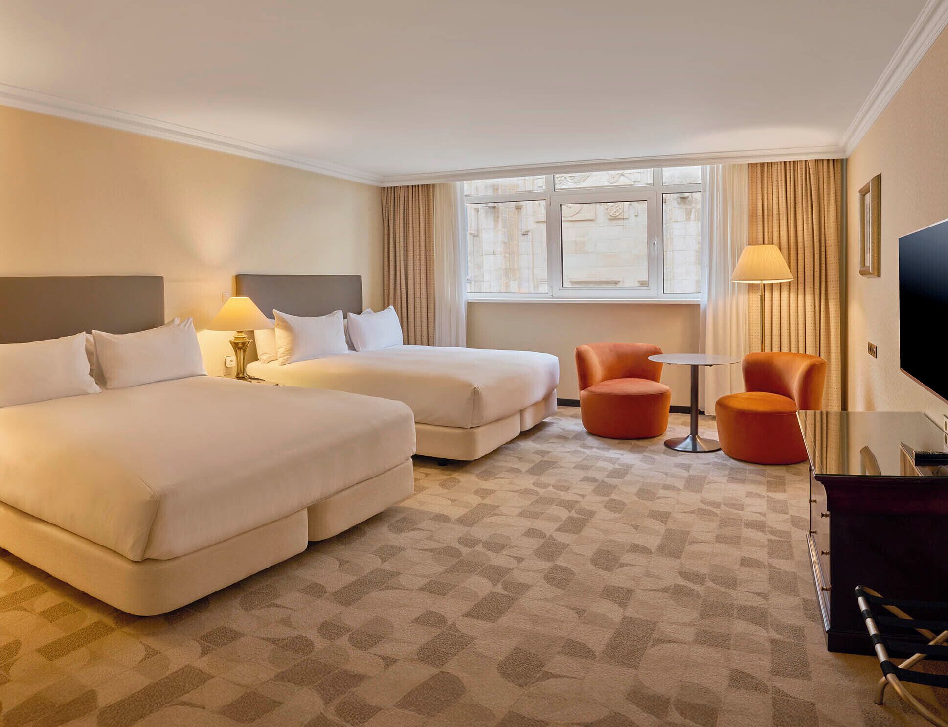 Minibar, caja de seguridad en la habitación y cortinas blackout 