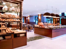 Petit déjeuner buffet servi tous les jours en supplément