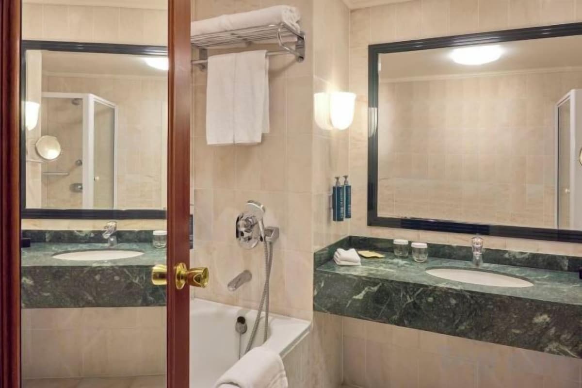 Amenidades de baño gratuitas, secadora de cabello, toallas 
