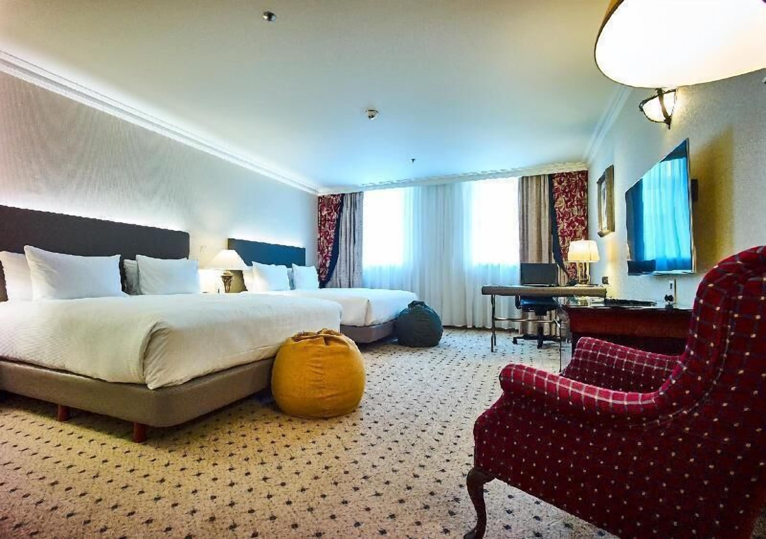 Frigobar, cofres nos quartos, cortinas blackout, quartos à prova de som