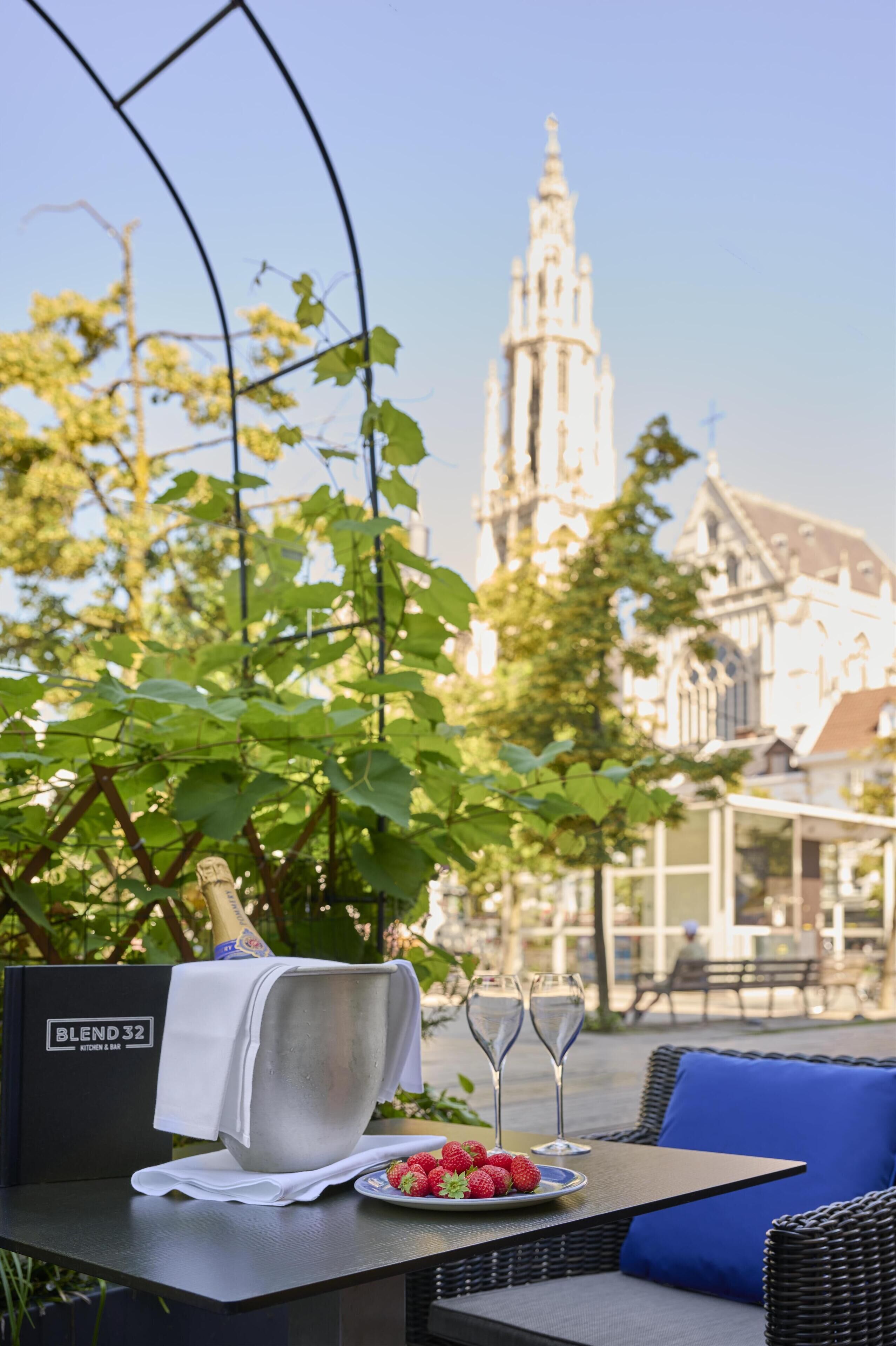 Phục vụ bữa sáng, bữa trưa, bữa tối, món ăn Bỉ 