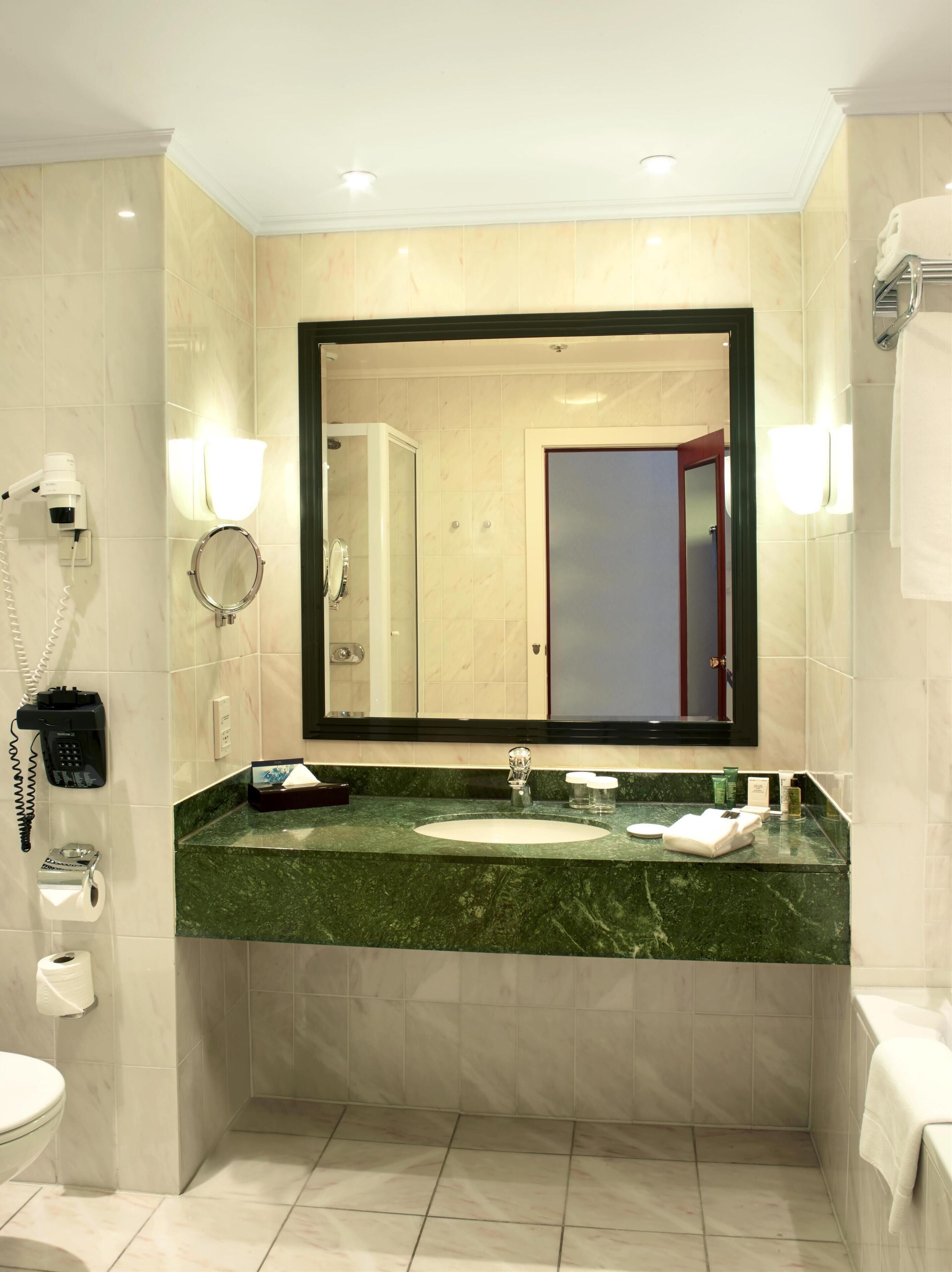 Artículos de tocador ecológicos, secador de pelo, toallas