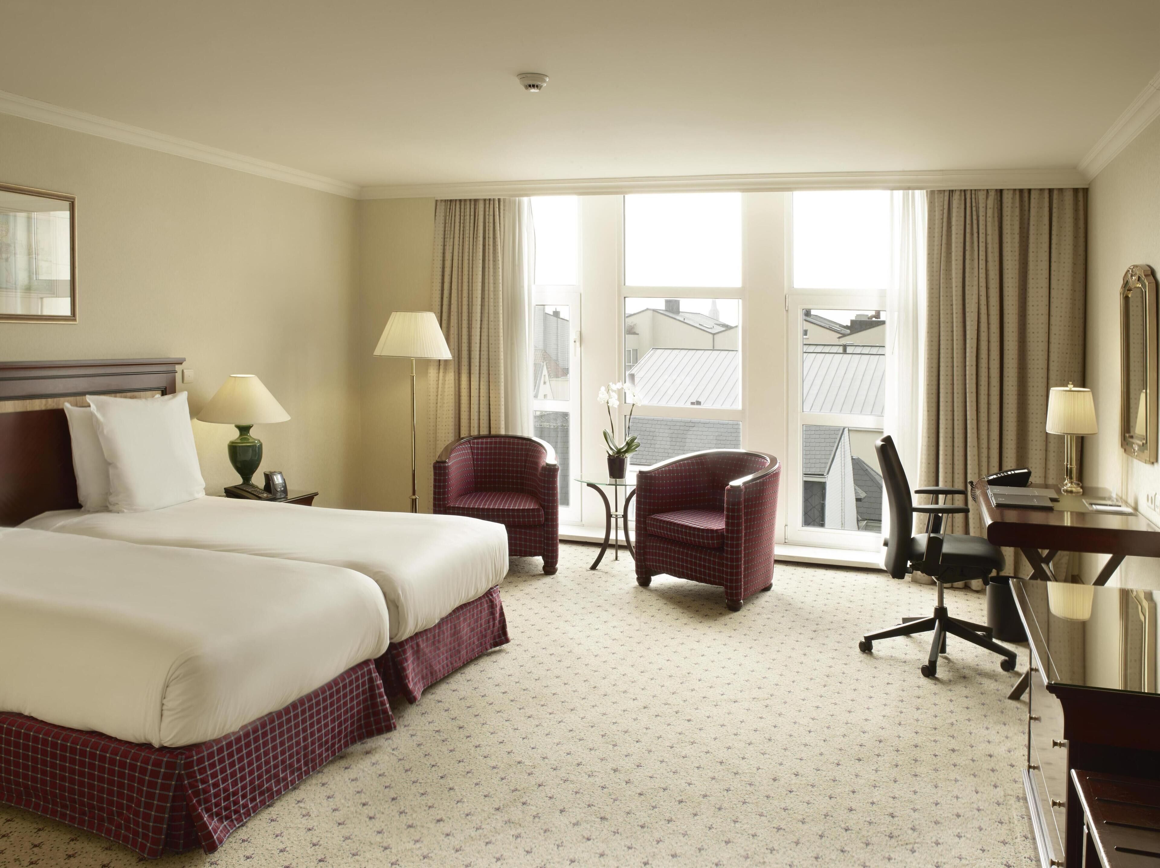 Minibar, caja de seguridad en la habitación y cortinas blackout 