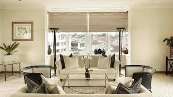 Suite présidentielle (Duplex, Royal Sinjoor) | Aire de séjour | Téléviseur ACL de 42 po avec télévision par satellite, téléviseur