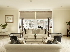 ห้องเพรสซิเดนเชียลสวีท (Duplex, Royal Sinjoor) | บริเวณนั่งเล่น | ทีวีจอแอลซีดี 42 นิ้ว พร้อมช่องดาวเทียม, ทีวี