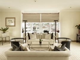 Presidential Suite (Duplex, Royal Sinjoor) | Living area