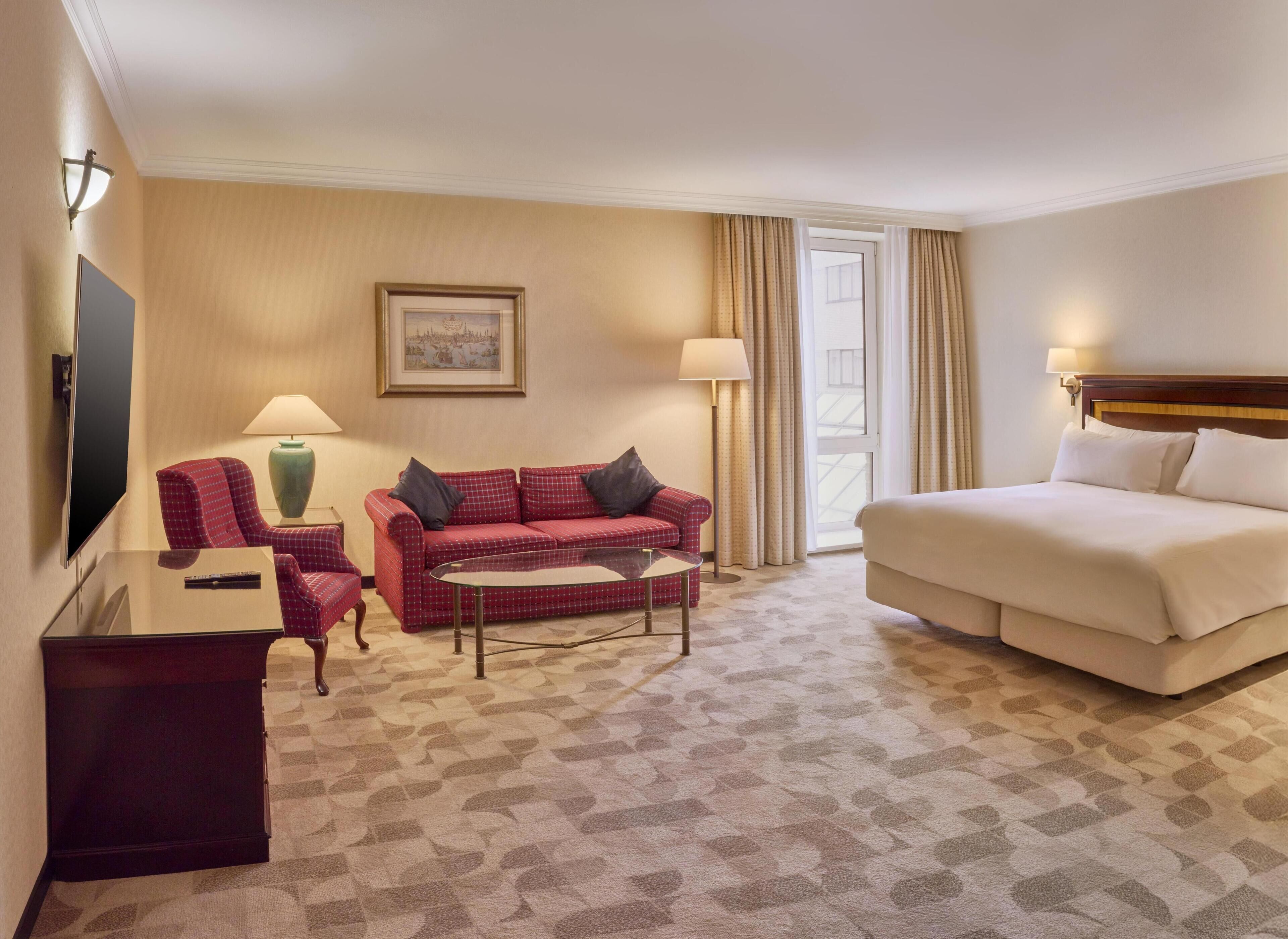 小型套房, 1 张特大床 | 起居区 | 42-英寸液晶电视 （配备卫星频道）、电视