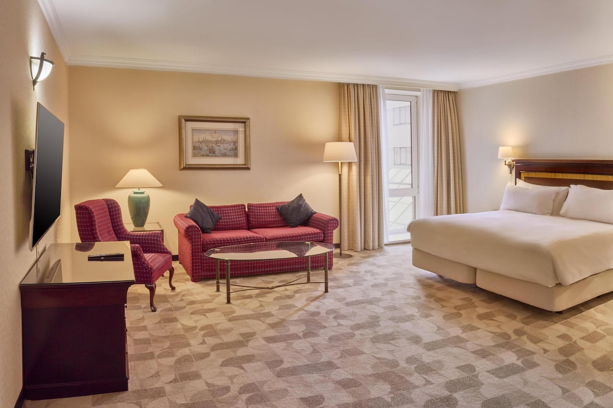 Suite Junior, 1 trÚs grand lit | Aire de séjour | Téléviseur ACL de 42 po avec télévision par satellite, téléviseur