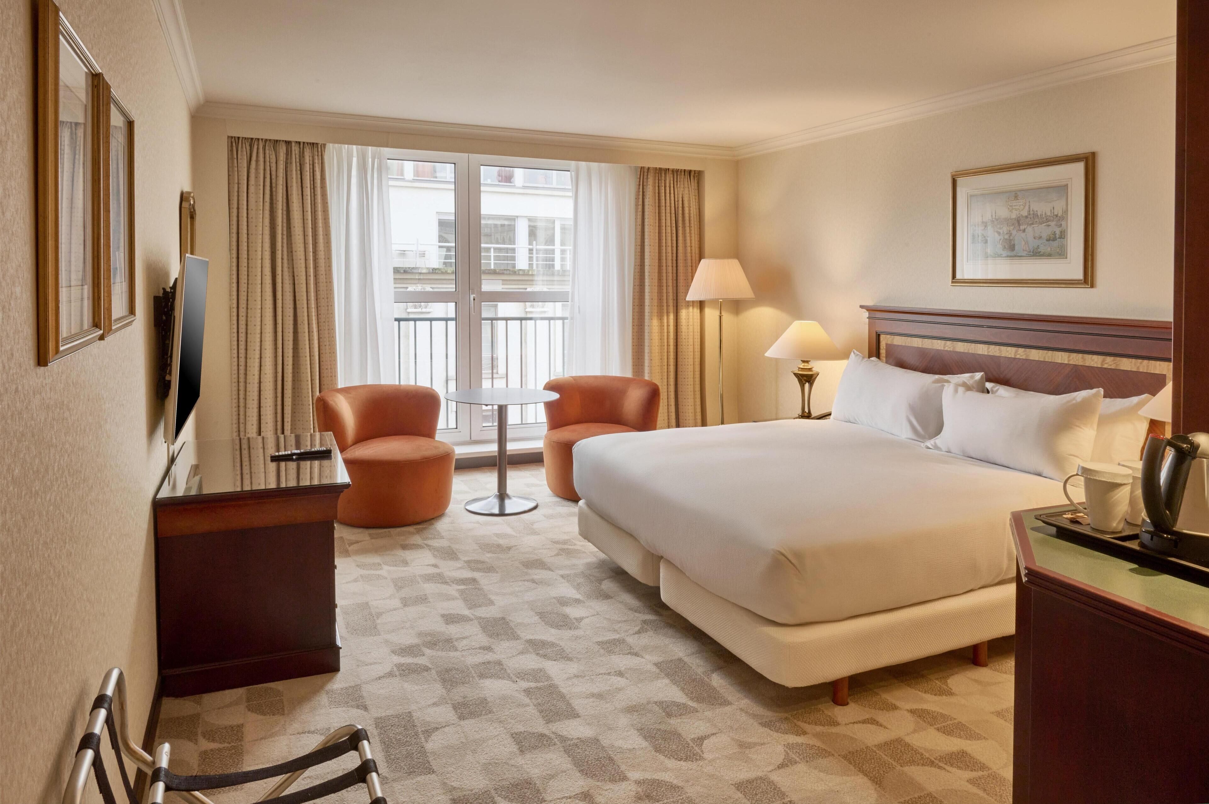 Minibar, caja de seguridad en la habitación y cortinas blackout 