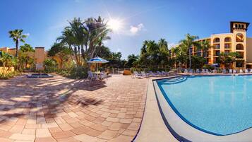 Una piscina al aire libre