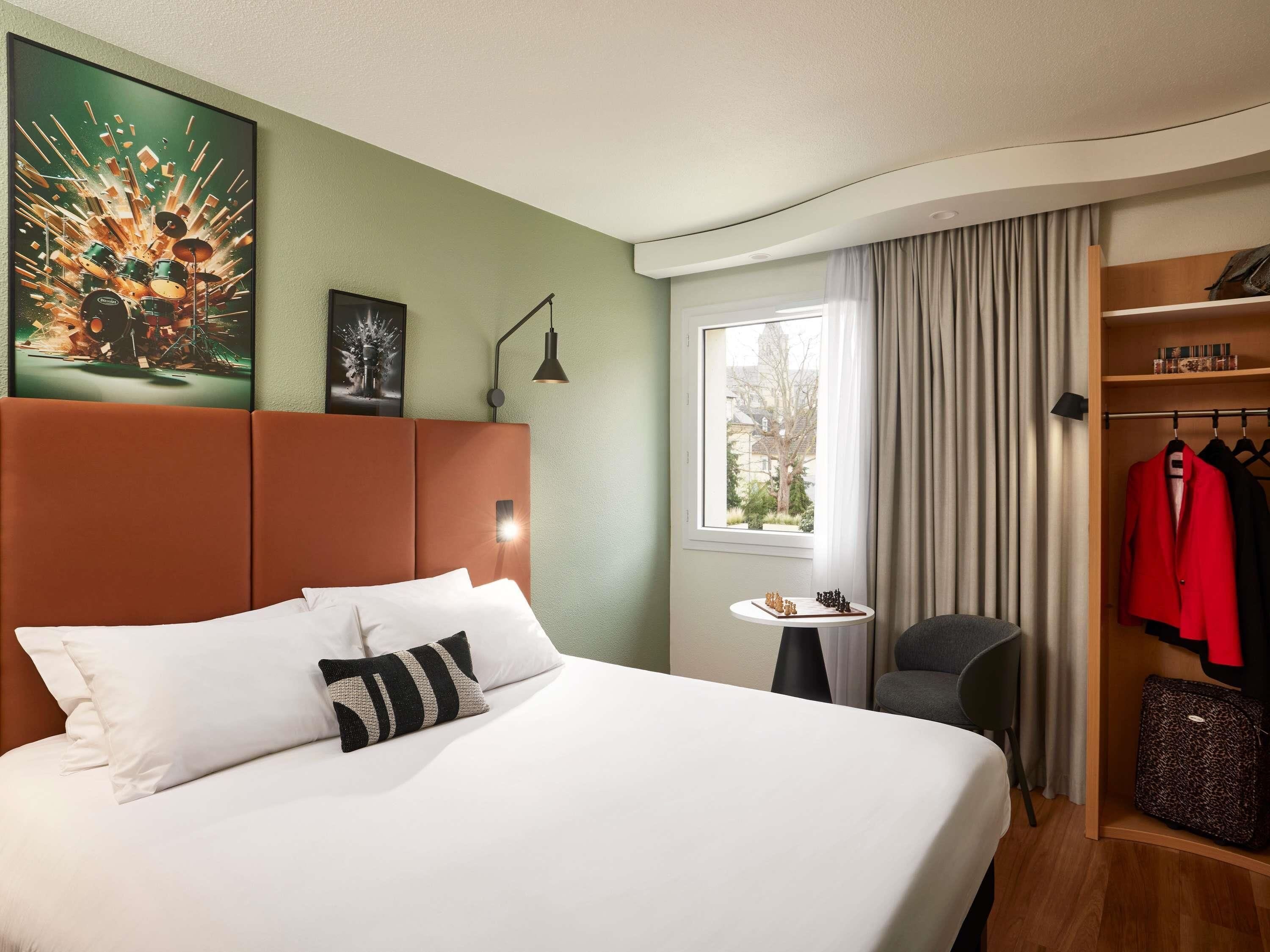 Kamer, 1 tweepersoonsbed | Luxe beddengoed, een bureau, geluiddichte muren