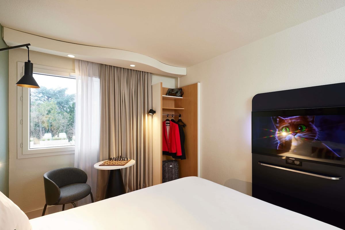 أغطية فراش متميزة ومكتب وتجهيزات عازلة للصوت ومكواة/لوح كي