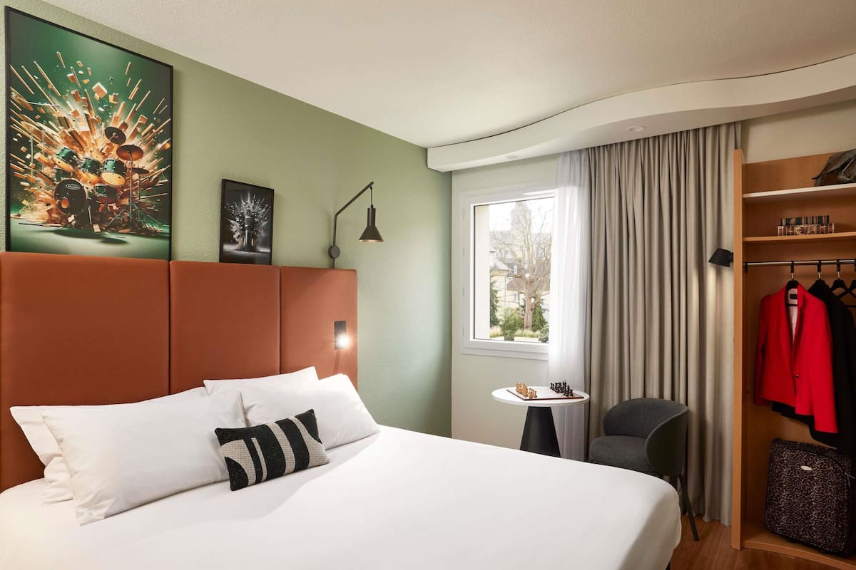 Room, 1 Double Bed | Premium bedding, desk, soundproofing, iron/ironing board