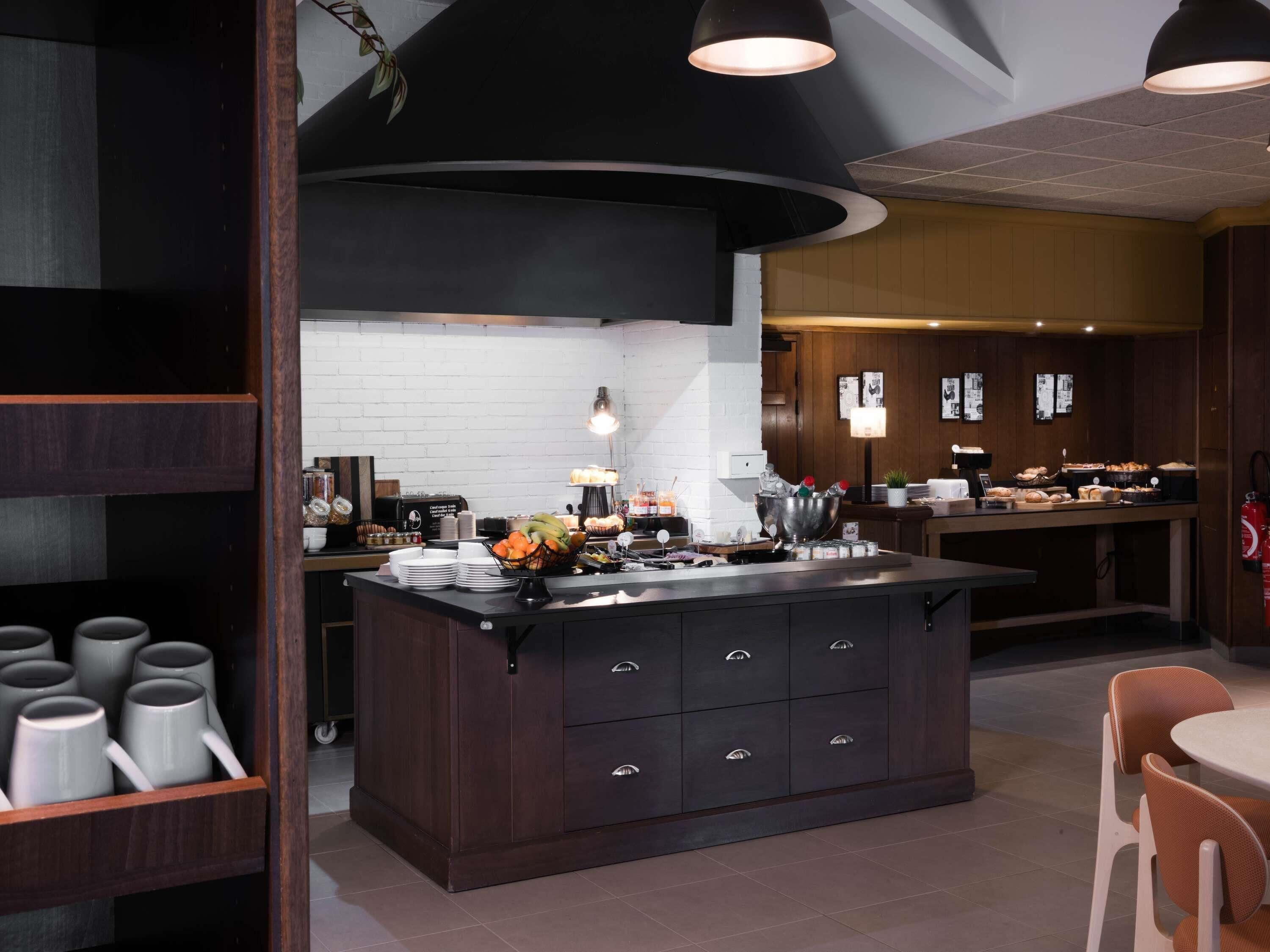 Petit déjeuner buffet (13.90 EUR par personne)