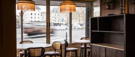 Frukostbuffé varje dag (EUR 12 per person)