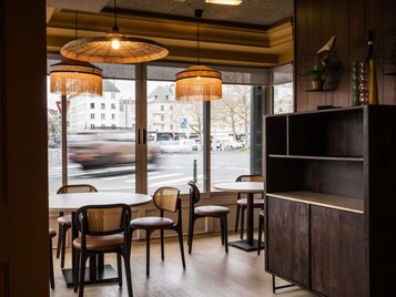 Petit déjeuner buffet (12 EUR par personne)