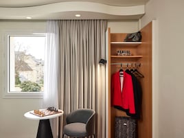 Ropa de cama de alta calidad, escritorio y sistema de insonorización 