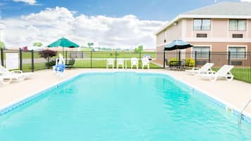 Una piscina al aire libre de temporada