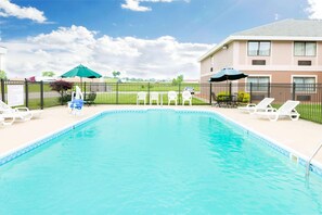 Una piscina al aire libre de temporada