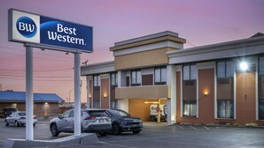 A Best Western hotel with a modern facade, a parking lot with several cars, and a clear sky. - Best Western The Inn At Rochester Airport (Rochester)