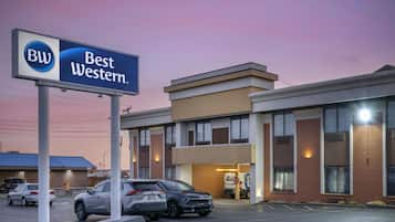 Modernilla julkisivulla varustettu Best Western -hotelli, jossa on useita parkkipaikkoja autoille ja kirkas taivas.