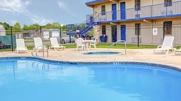 Una piscina al aire libre de temporada