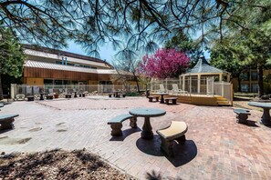 Terrace/patio - Clarion Hotel & Conference Center (Colorado Springs)