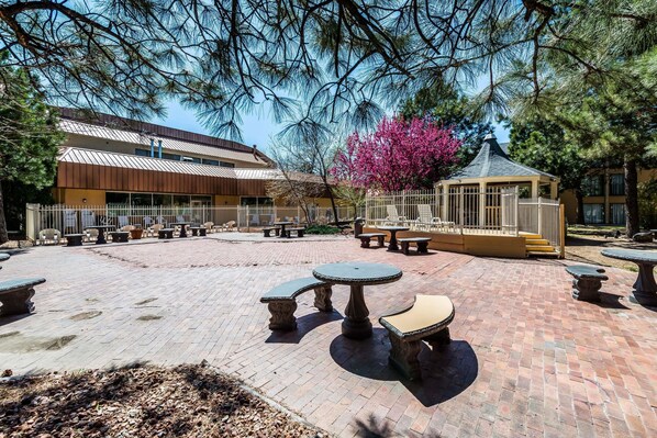 Terrace/patio - Clarion Hotel & Conference Center (Colorado Springs)