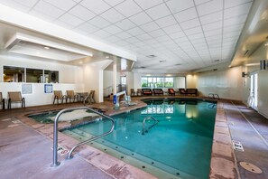 Outdoor pool - Clarion Hotel & Conference Center (Colorado Springs)