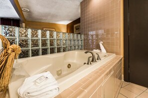 Room - Clarion Hotel & Conference Center (Colorado Springs)