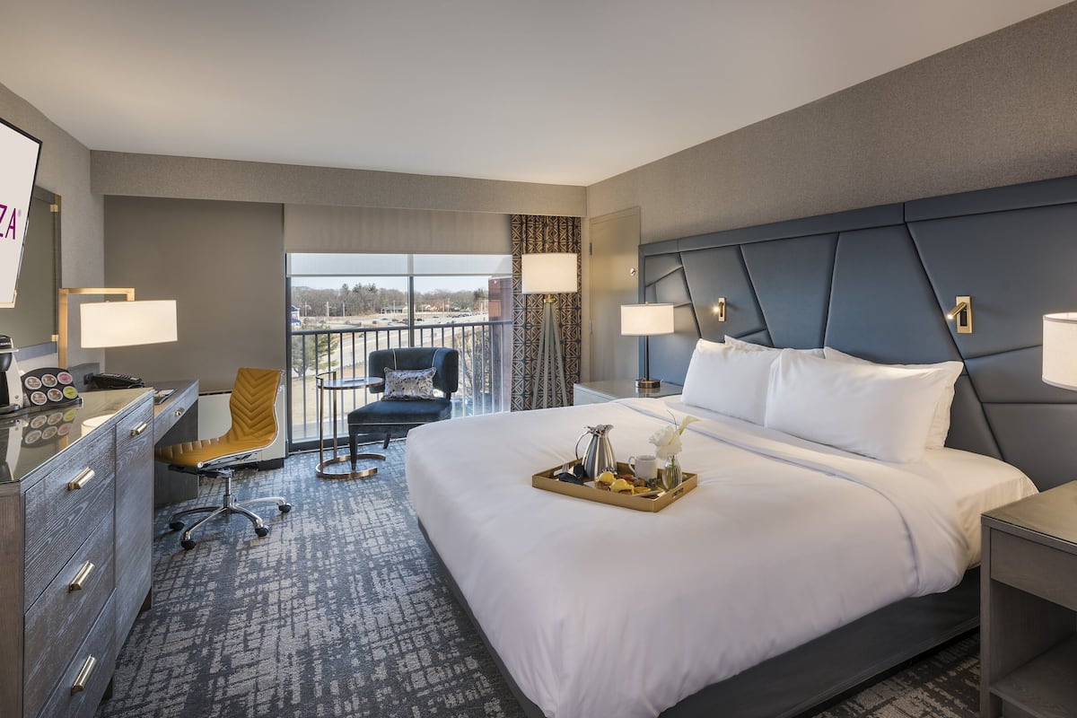 standard room, 1 king bed | premium bedding, pillow-top beds, desk, blackout curtains