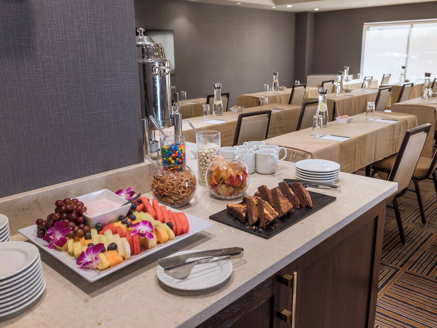 Un buffet proposant une variété de plats et un coin café.