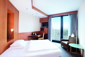 Hypo-allergenic bedding available, pillowtop beds, minibar, in-room safe - NH Wiesbaden (Wiesbaden)