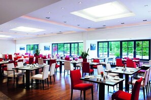 Lunsj serveres, internasjonale retter, uteservering 