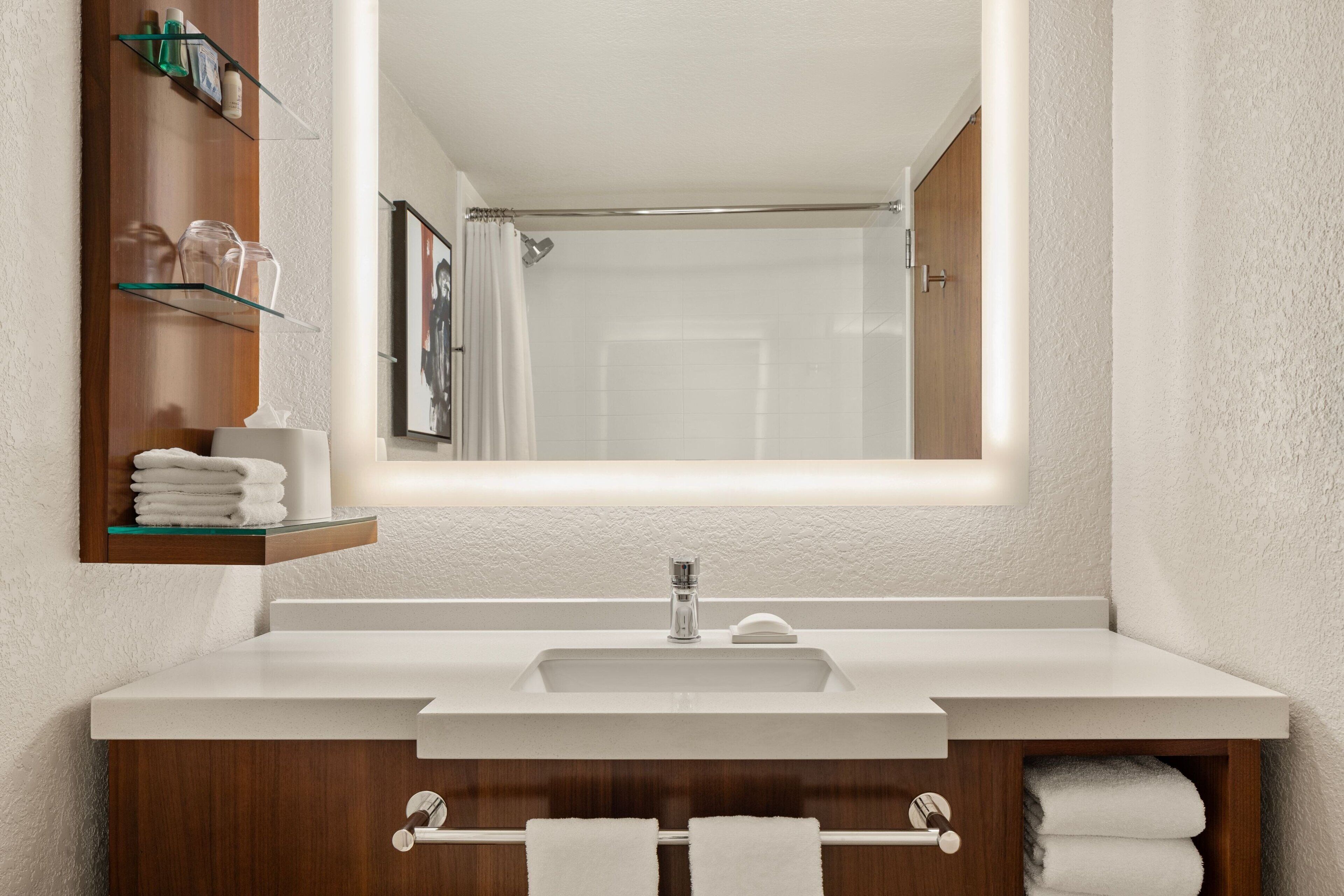 combined shower/bathtub, eco-friendly toiletries, hair dryer, towels