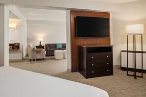 Executive Room, 1 King Bed with Sofa bed | Premium bedding, in-room safe, desk, blackout curtains - Delta Hotels by Marriott Minneapolis Northeast (Minneapolis)